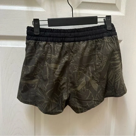 Vuori Oregano Rainforest Green Black Print Drawstring Clementine Shorts athletic - Picture 2 of 6